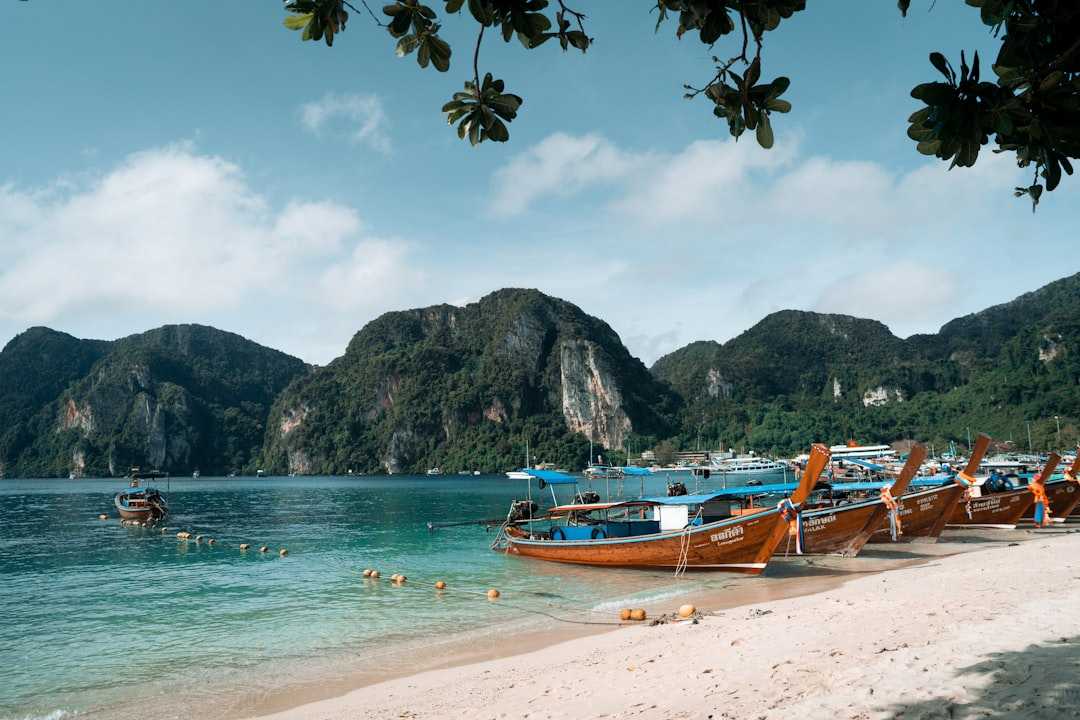 a group of boats sitting on top of a sandy beach